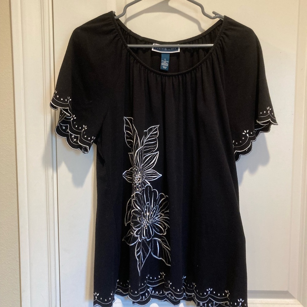 Karen Scott EUC White Embroidered Black Blouse with Ruffled Sleeves